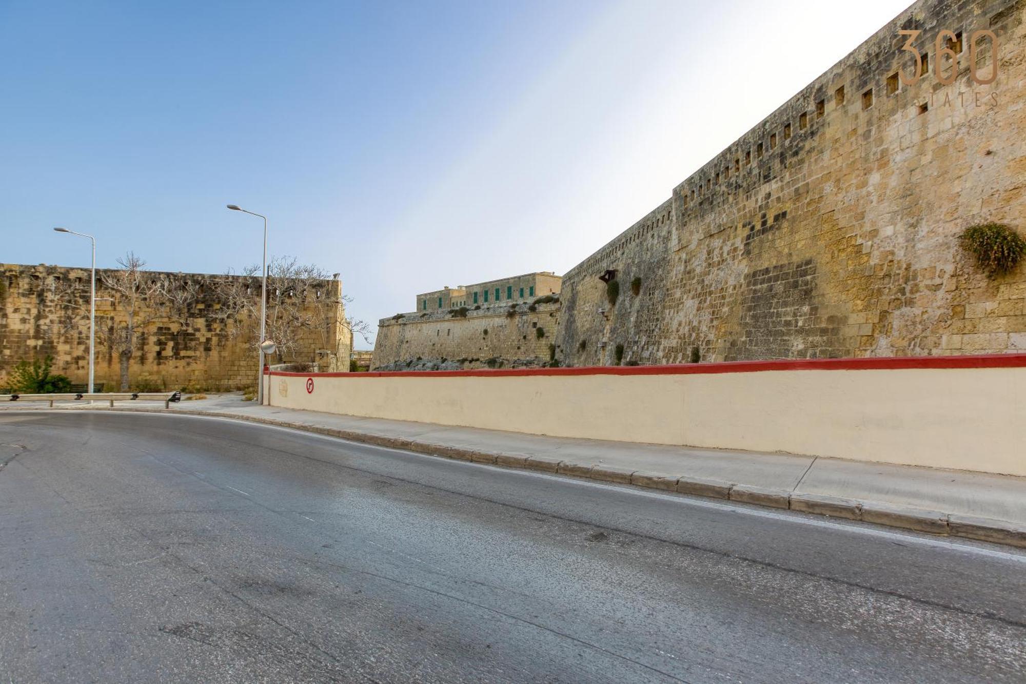 Comfortable 1Br Home With Maltese Balcony In Valletta By 360 Estates Exterior photo